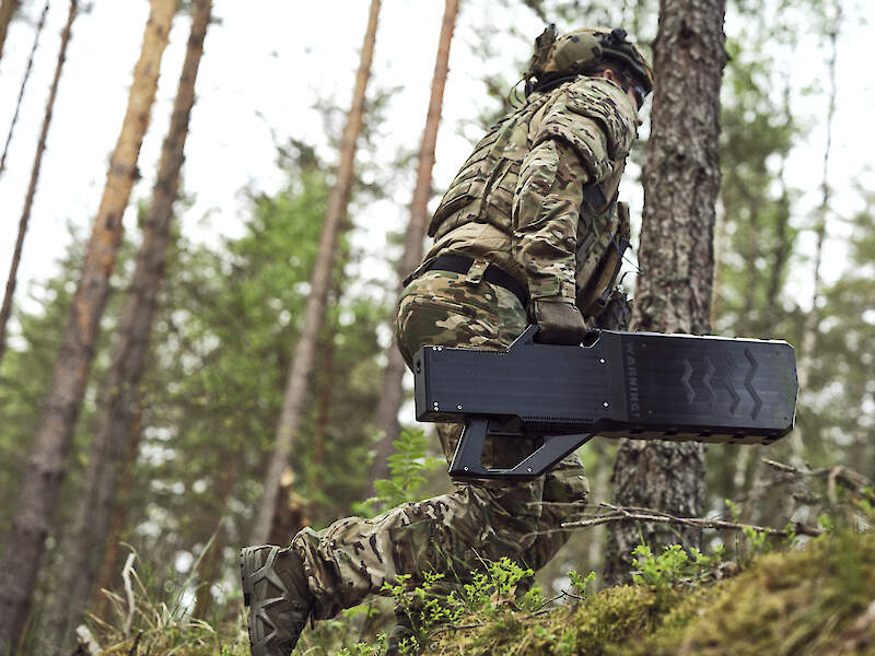 High-output handheld neutralizer designed for dismounted soldiers, border security, and rapid response units. This ergonomic system disrupts the entire communication chain, forcing unauthorized drones into immediate emergency landing or "return-to-home" protocols. With its extended frequency range and focused power, it represents the most capable handheld tool for modern electronic warfare environments.